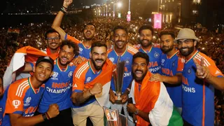 Team India’s Vijay Yatra: Man Scares Cricketers As He Climbs On Tree To Get Better Shot | Internet Reacts